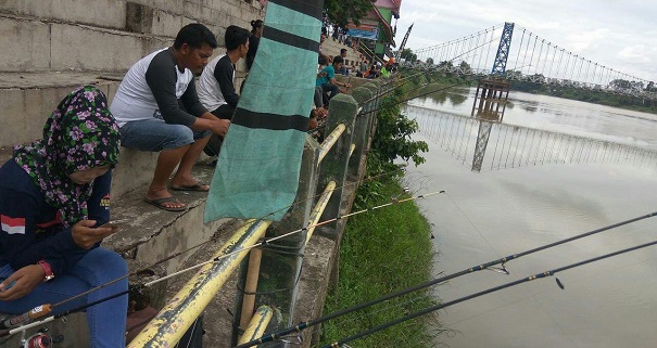 Bupati Mursini Berbaur Bersama Mancing Mania di Tepian Narosa