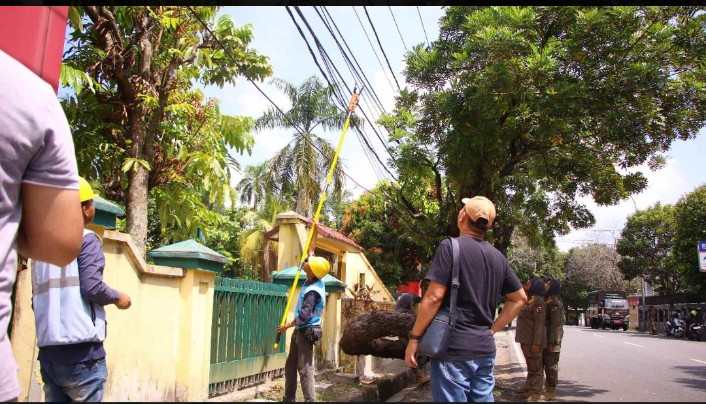 Semrawut, Pemko Pekanbaru-APJATEL Tertibkan Kabel Optik di Kawasan Jalan Ronggowarsito