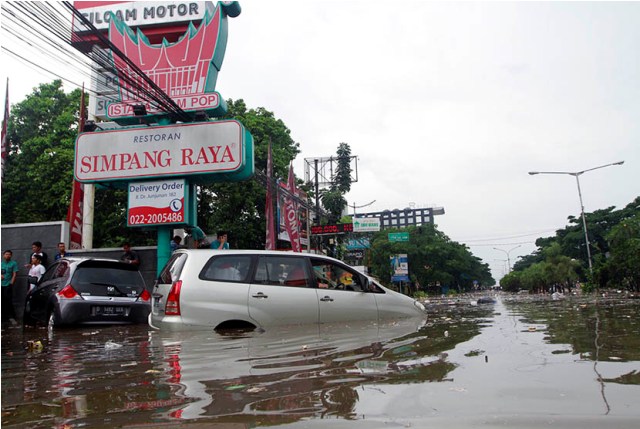 Kota Bandung Dilanda Banjir, Satu Orang Tewas