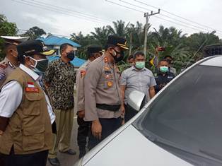 Petugas Pos Penyekatan di Inhu Terkesan Ragu Tindak Kendaraan Tak Miliki Dokumen Lengkap 