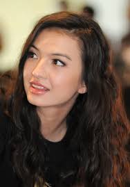 Raline Shah Gandeng Mesra Mike Lewis