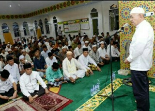 Bersama Gubri, Bupati Inhil Laksanakan Shalat Tarawih Berjama'ah di Mesjid YAMP Tembilahan