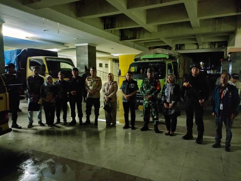 Polsek Tualang bersama BKO Brimob Kawal Ketat Pengiriman Kotak Suara dari PPK ke KPU