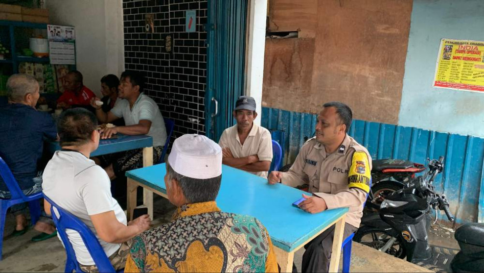 Duduk Nyantai, Bhabinkamtibmas Polsek Pulau Burung Bangun Suasana Pemilu Damai
