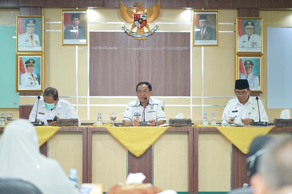 Bupati Wardan Pimpin Rapat Evaluasi Realisasi Fisik dan Keuangan 2022