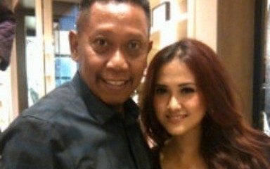 Meggie Diaz Unggah Foto Mesra Bareng Tukul Arwana