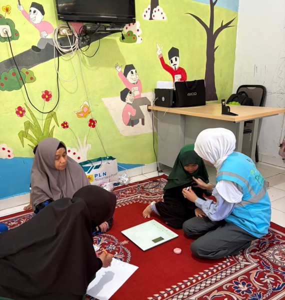 Tim CSR PLN NP UP Tenayan Bekerja Sama dengan Pengelola TAS Ibu Mithali Monitoring Tumbuh Kembang Anak