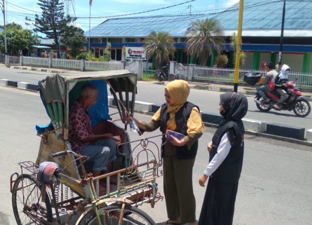 Ketua YVB Vioni Kedapatan Sedang Berbagi Nasi Kota kepada Penarik Becak