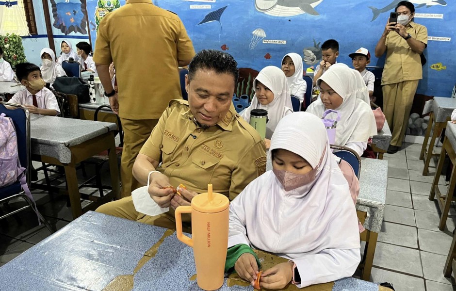 Wawako Pekanbaru Tinjau SD-SMP, Bagi Masker dan Vitamin Saat PTM Kembali Digelar