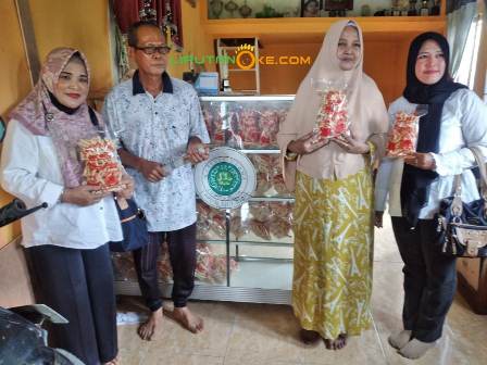 Monitoring UMKM Binaannya, Diskop dan UKM Inhil Harap Amplang Udang Cik Miss Makin Berkembang