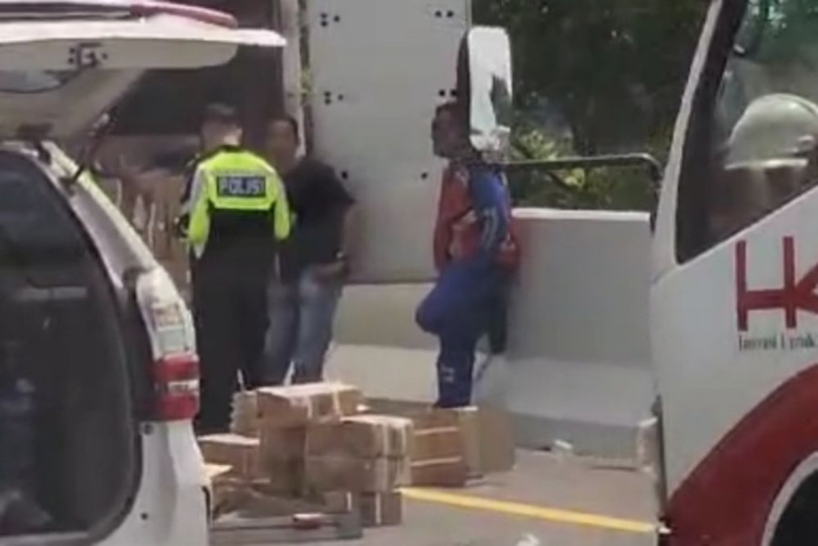 Pecah Ban, Mobil Box Terbalik di Tol Permai