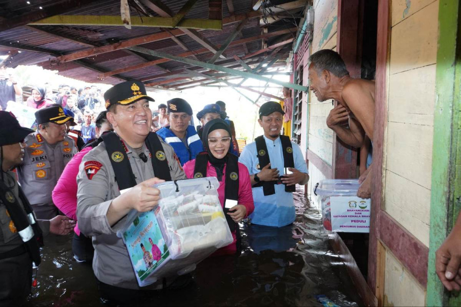 Kapolda Riau Kunjungi Warga Terdampak Banjir di Pekanbaru