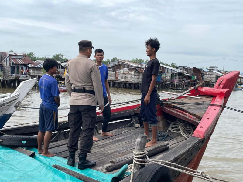 Datangi Nelayan, Polsek Concong Sampaikan Pesan Pilkada Damai 2024