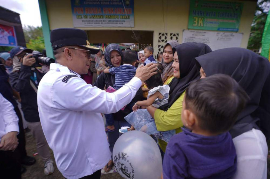 Kunjungi Posyandu di Kampar, Pj Gubri dan TP-PKK Riau Serahkan Bantuan untuk Balita dan Lansia