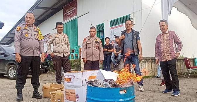 Bawaslu Pekanbaru Saksikan Pemusnahan 2.422 Surat Suara Rusak Bersama  KPU