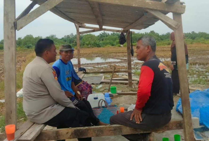 Sinergi Bersama Warga Kampung Dayang Suri, Bripka Widodo Ciptakan Kamtibmas Selama Pilkada
