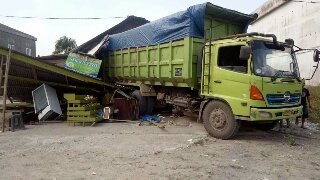 Sopir Mobil Pengangkut Cangkang PT Lamhot Kabur Usai Seruduk Rumah Warga