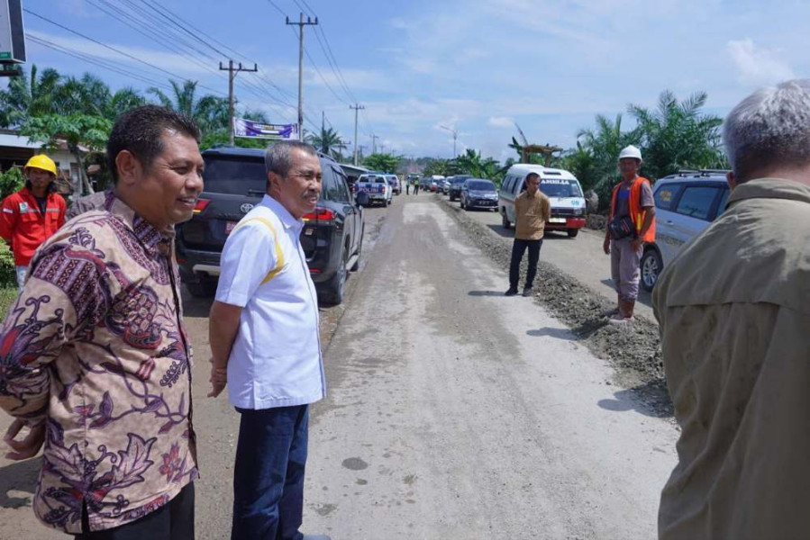 Libur Nasional, Gubri Syamsuar Tinjau Proyek Jalan