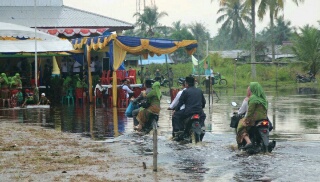 Lantik Kades Tunggal Rahayu Jaya Ditengah Genangan Air, Bupati Inhil: Ini Adalah Rahmat