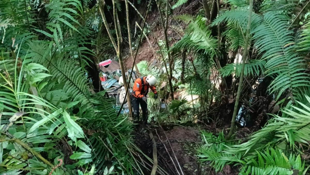 Truk Masuk Jurang 30 Meter di Rimbo Malampah Sumbar, 1 Orang Luka Ringan