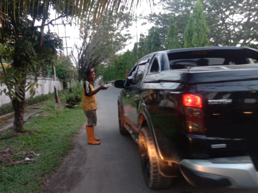 Gunakan Mobil Menyusuri Jalan, Pembina YVB Kembali Berbagi Takjil ke Masyarakat