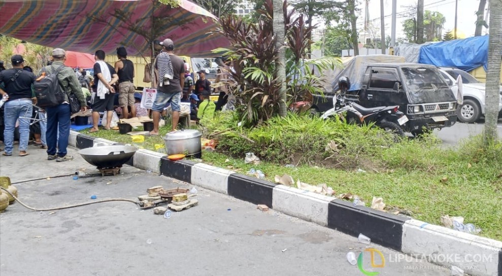 Aksi Tolak Relokasi TNTN Berlanjut, Lingkungan Kantor Gubri Dipenuhi Sampah dan Bau Tak Sedap