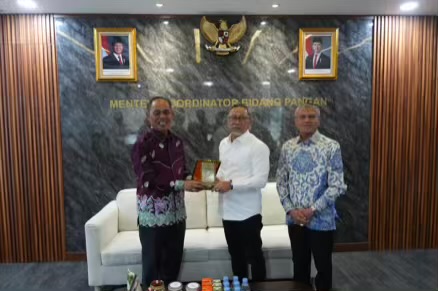 Temui Menko Pangan, Bupati Inhil Paparkan Potensi Daerah dan Dorong Penetapan Harga Minimum Kelapa