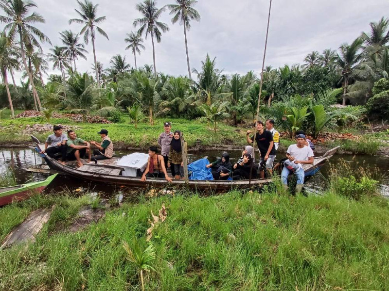 Pastikan Logistik Pilkada Aman, Polisi Antar Logistik Menggunakan Sampan Sederhana di Desa Panglima Raja