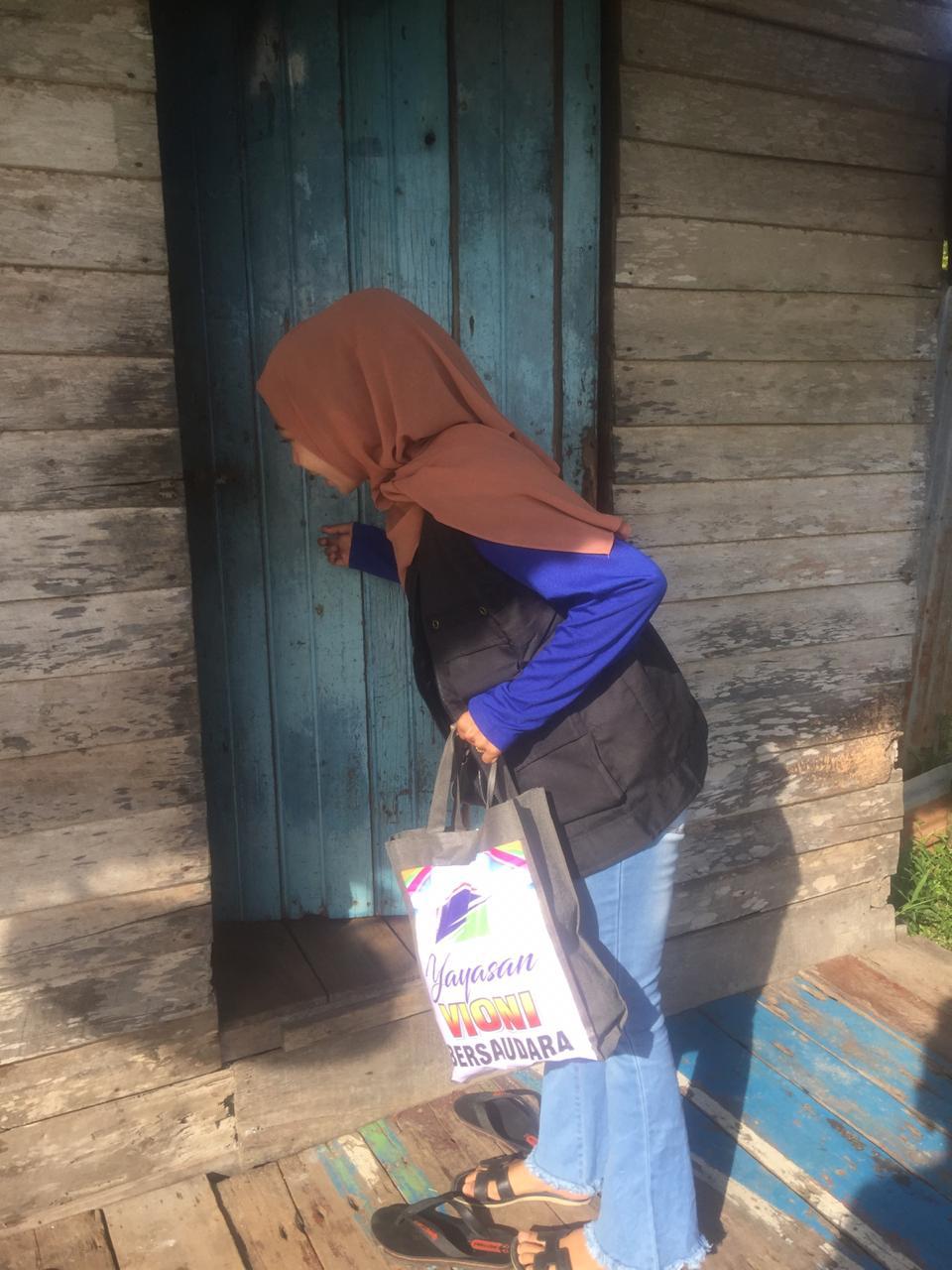 Yayasan Vioni Bersaudara Bagi-bagi Sembako bagi Warga di Tembilahan dan Tembilahan Hulu