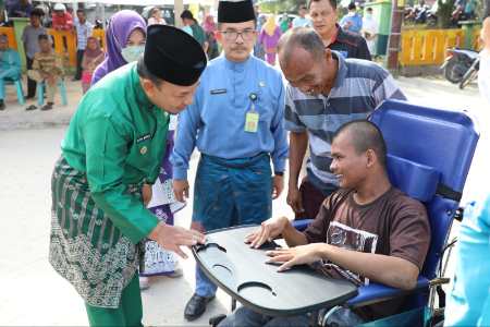 Perdana di Siak, Bujang Kampung Salurkan BLT BBM di Minas Barat