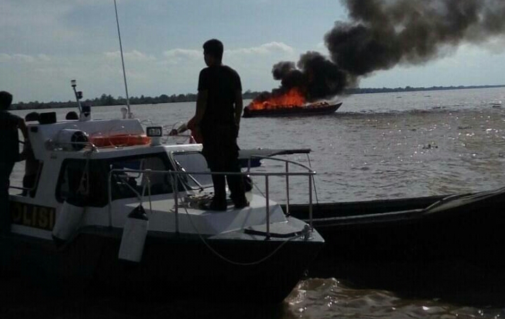 Timbul Percikan Api Saat Distarter, Speedboat Terbakar dan Tenggelam