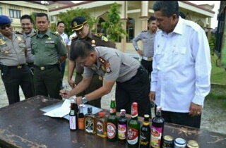Kapolres Siak Musnahkan Ratusan Botol Minuman Berakohol Tinggi