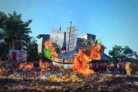 Event Bakar Tongkang Bawa Rezeki, Tiang Layar Tongkang Jatuh ke Arah Laut dan Darat