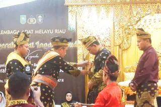 Kapolri Listyo Sigit Jalani Prosesi Anugerah Adat Ingatan Budi di LAMR