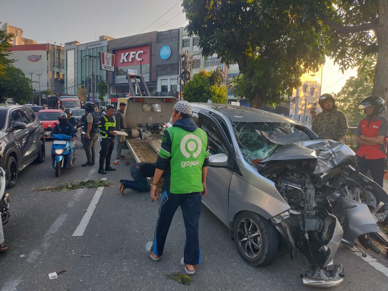 Diduga Hilang Kendali, Mobil Calya Hantam Pohon di Sudirman Pekanbaru