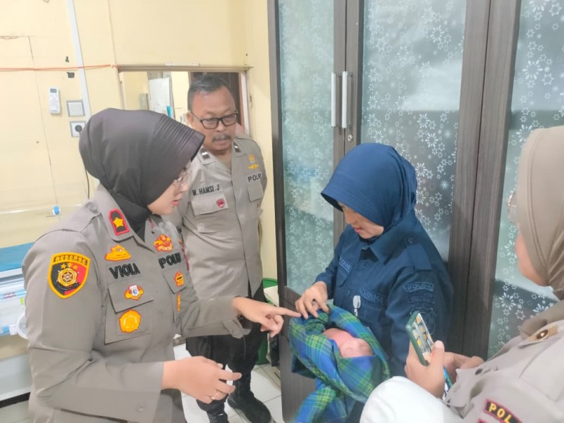 Warga Geger Penemuan Bayi yang Masih Hidup di Pinggir Ruko Jalan Tanjung Datuk Pekanbaru