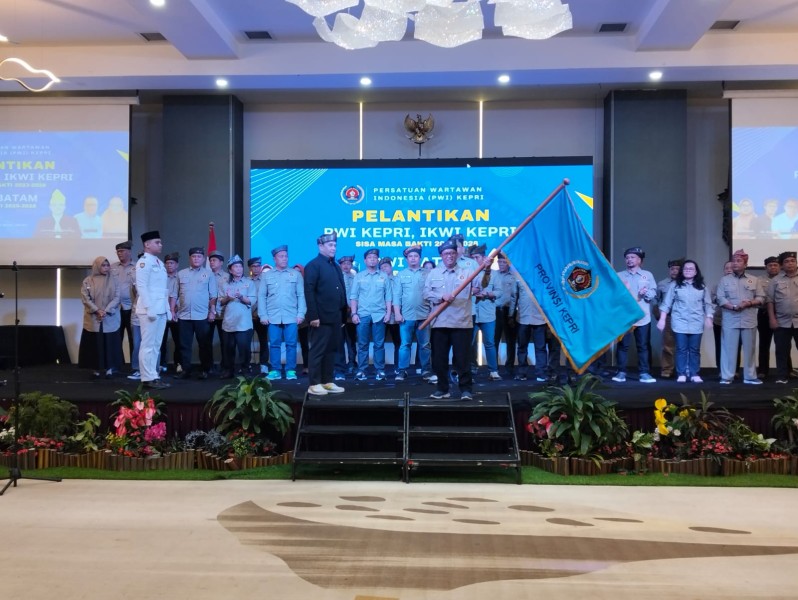 Lantik Pengurus PWI Kepri, Batam, dan IKWI Kepri, Zulmansyah: Wartawan Harus Pegang Teguh Kode Etik