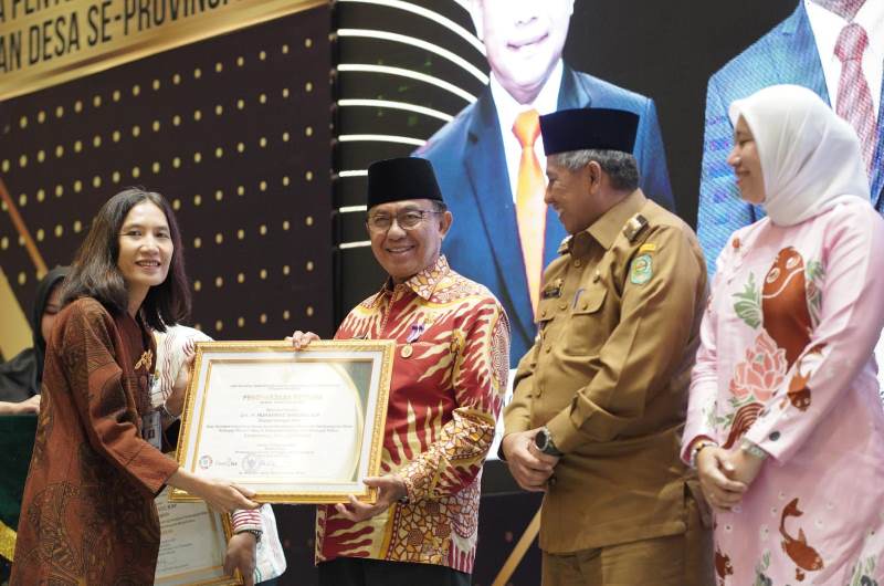 Sukses Lakukan Percepatan Pembangunan Desa, Bupati Inhil Terima Lencana Bhakti Desa Pertama