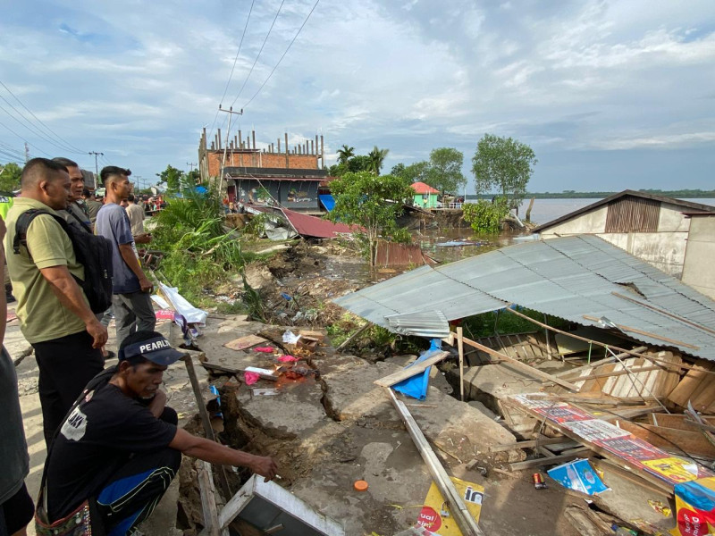 Longsor di Tembilahan, Sejumlah Bangunan Amruk ke Sungai