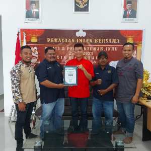 Pengurus PWI Inhu Berikan Hadiah Imlek kepada Ketua PSMTI