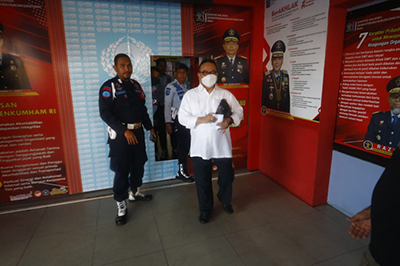 Kenakan Kemeja Putih Lengan Panjang, Rusli Zainal Tinggalkan Lapas Kelas II A Pekanbaru