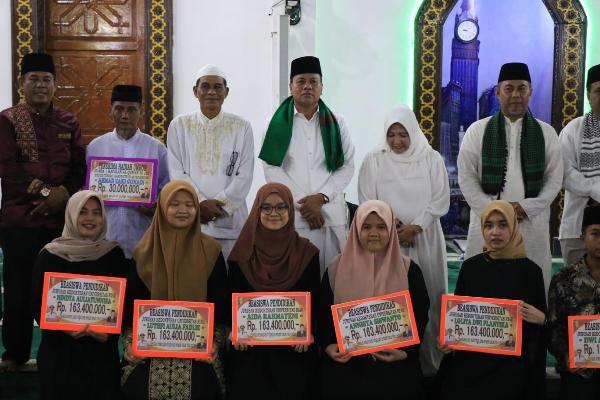 Di Sela-sela Tabligh Akbar,  Plt Bupati Serahkan Rp1,1 Miliar untuk Beasiswa Kedokteran   