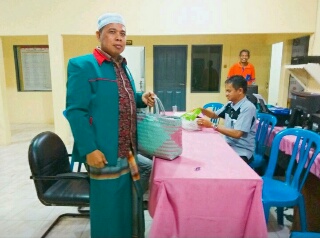 Ulah Kader Partai IDAMAN Bikin Ngakak, Kemaren ke KPU Bawa Bakul, Kali ini Pakek Sarung