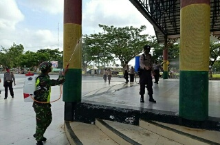 Cegah Pandemi Covid-19, Koramil di Siak Lakukan Penyemprotan Disinfektan 