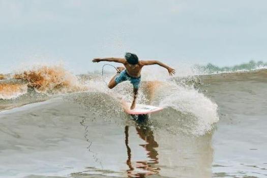 Gulungan Ombak Bono yang Menderu dan Menyeramkan Menjadi Pesona Eksotis Menakjubkan Bagi Wisatawan