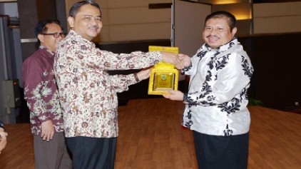 Bupati Amril Mukminin Terima PKH Award
