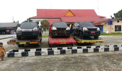 Gubri Arsyadjuliandi Rachman Serahkan Tiga Unit Mobil Untuk Praktik SMK