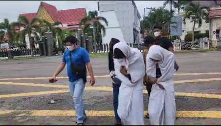 Resahkan Warga, Polisi Berhasil Tangkap 5 'Pocong' di Bengkalis Riau