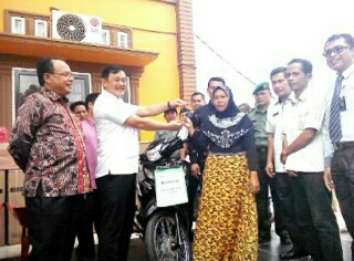 Wabup H.Halim Sumbangkan Hadiah Door Prize 1 Unit Honda Revo Untuk Masyarakat Desa Marsawa