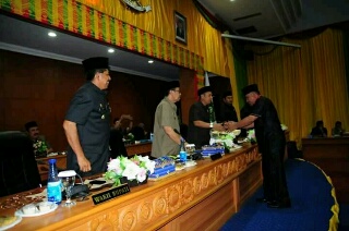 Fraksi PDI Perjuangan Minta Wakil Pimpinan Dewan Dari Partai Gerindra Keluar Dari Ruangan